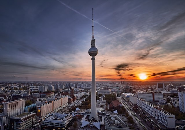 Viele Besucher an der Berliner Mauer – Wo Sie 2023 kulturelle Highlights besichtigen können